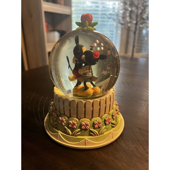 Hallmark Disney A Kiss For Mickey Minnie Wonders Within Collection Snow Globe - Picture 7 of 16